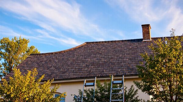 Top conseils pour un nettoyage de toiture réussi dans l'Ain